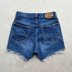 vintage 90s lee mid wash jean shorts 🍓